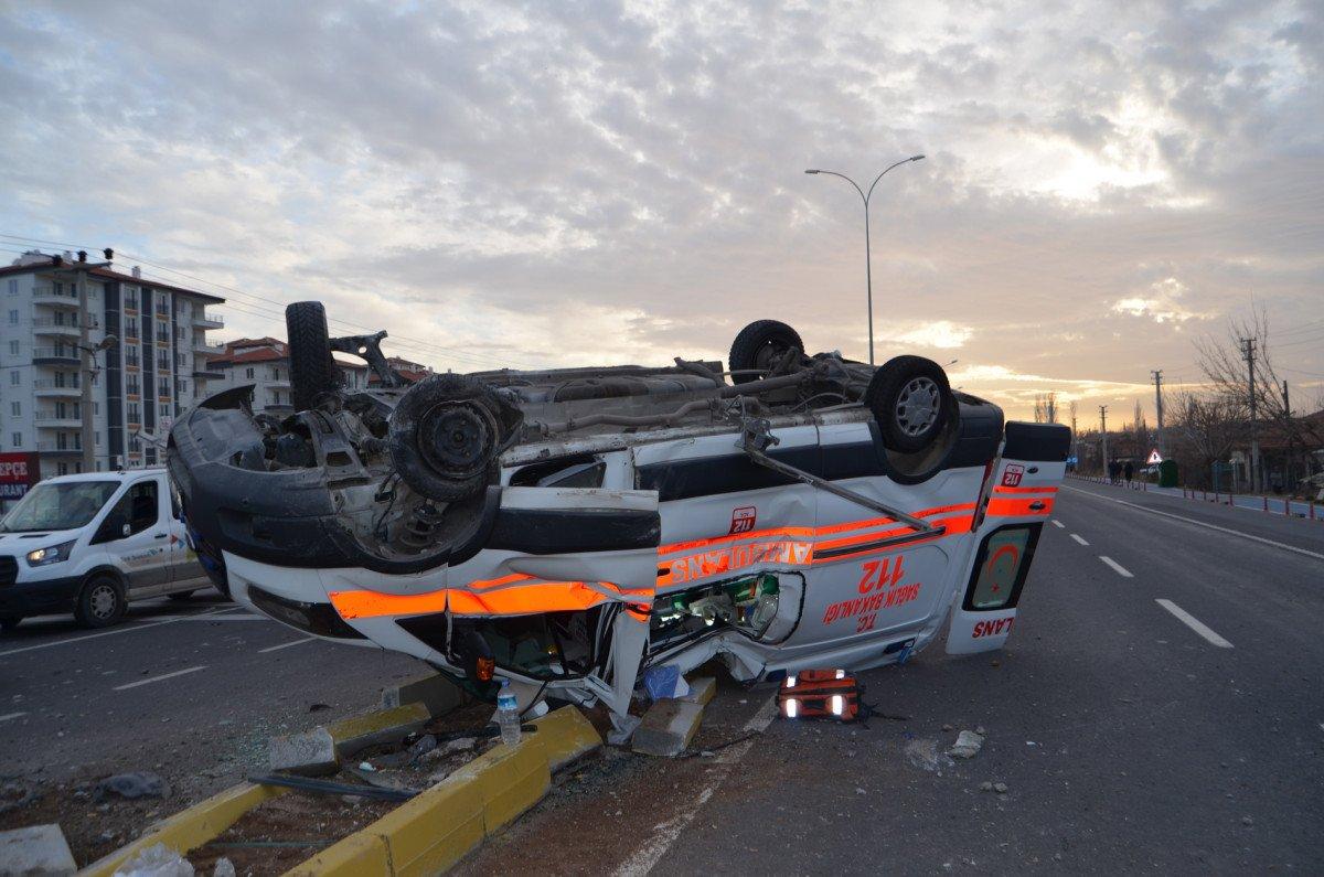 Aksaray'da ambulansla otomobil çarpıştı: 4 yaralı