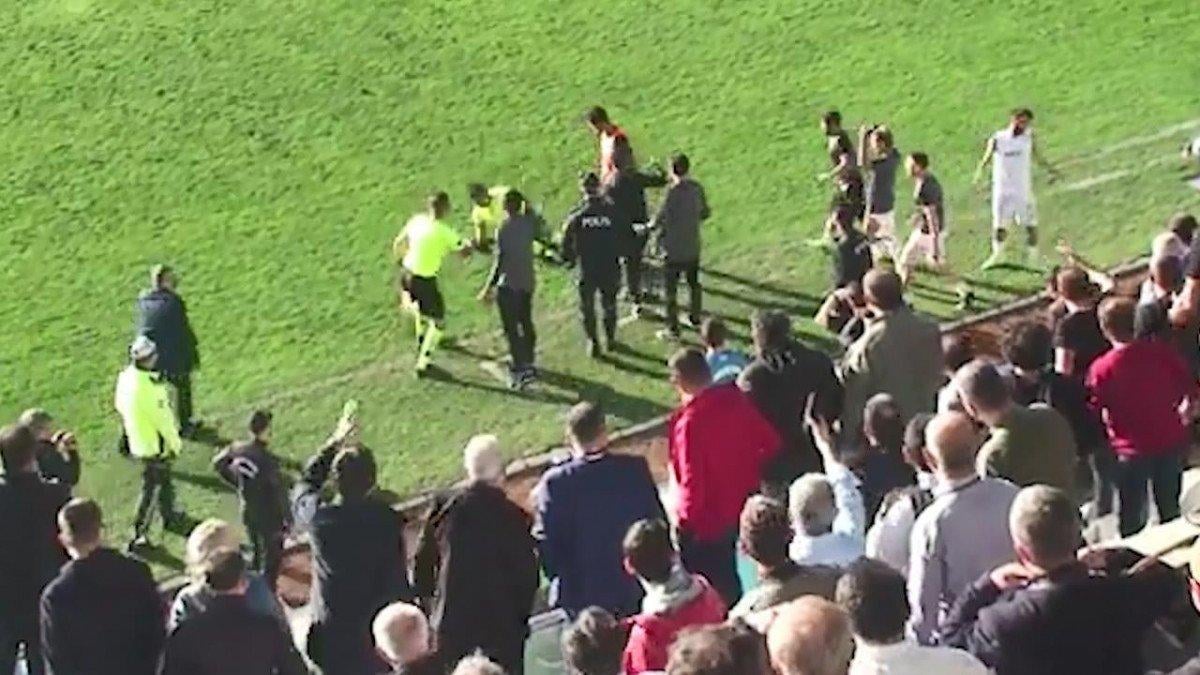 Futbolcu hakeme kafa attı, maç tatil edildi