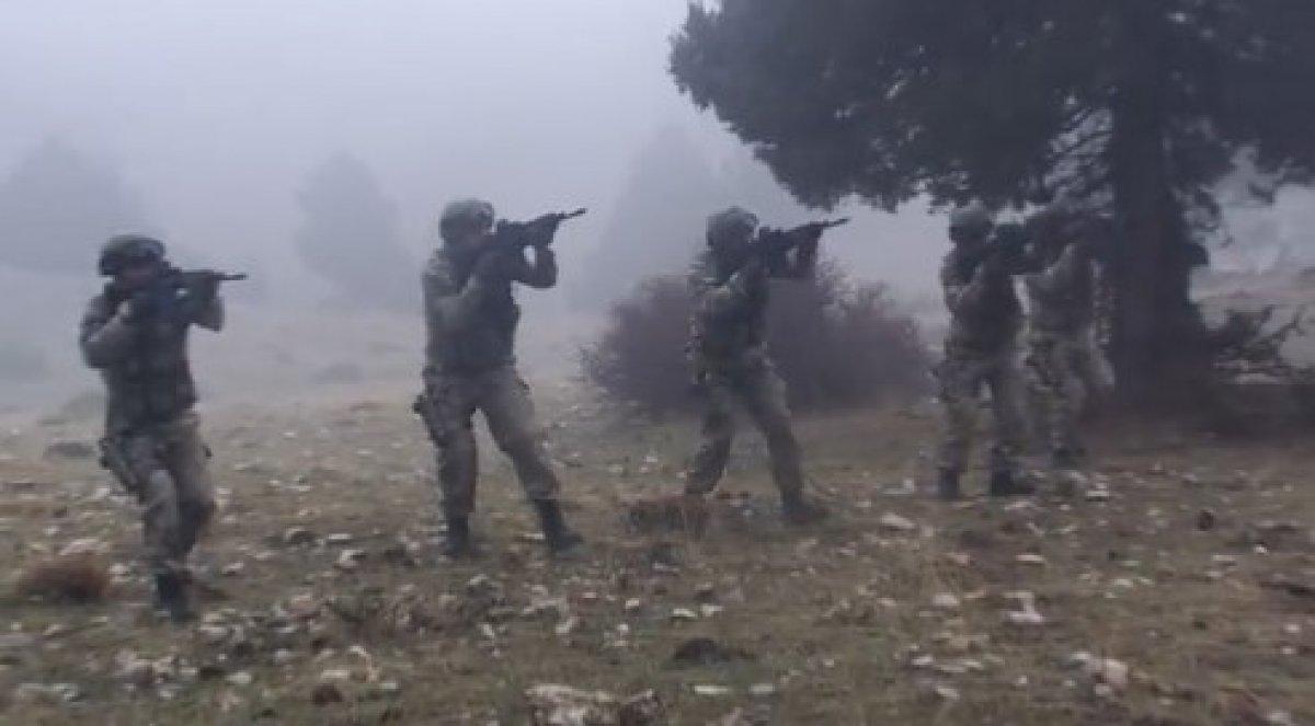 Komandoların zorlu eğitiminden görüntüler