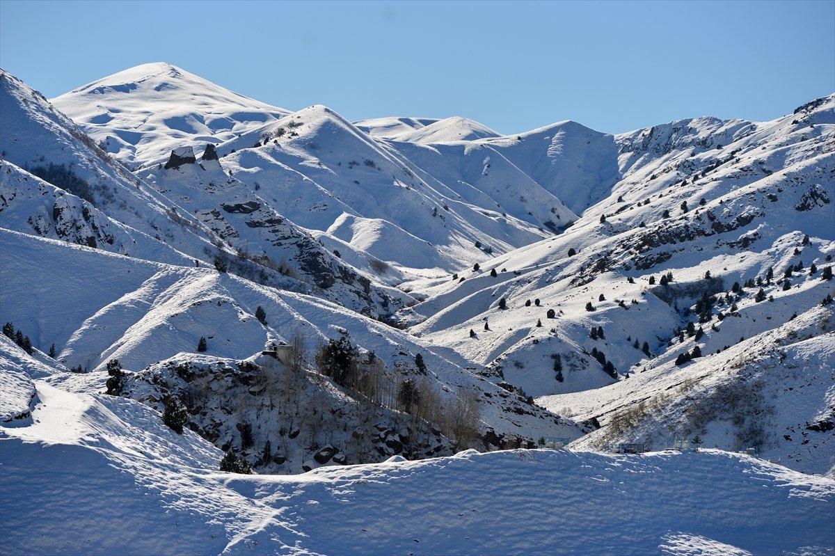 Tunceli'de kar etkisini yoğun gösterdi