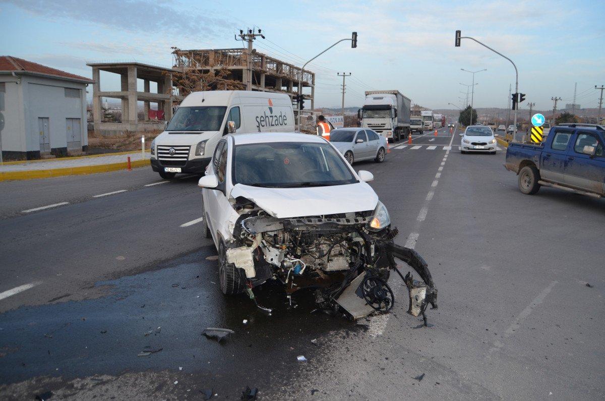 Aksaray'da ambulansla otomobil çarpıştı: 4 yaralı