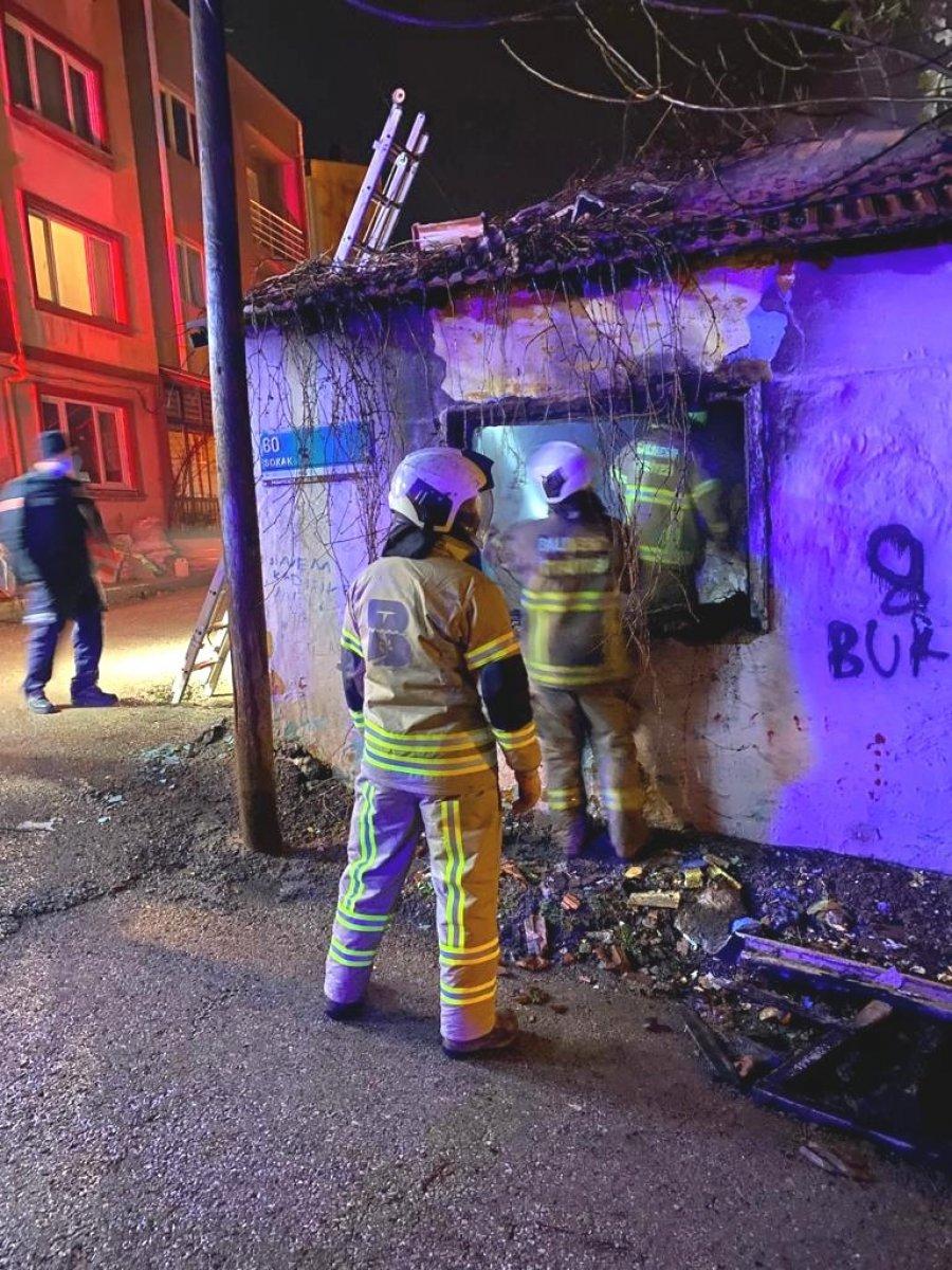 Balıkesir'de elektrik olmayan evde yakılan mum yangın çıkardı