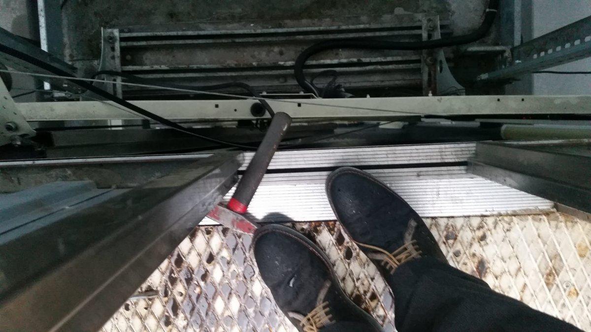 Kocaeli'de bir kişi, üst geçit asansörüne saldırdı