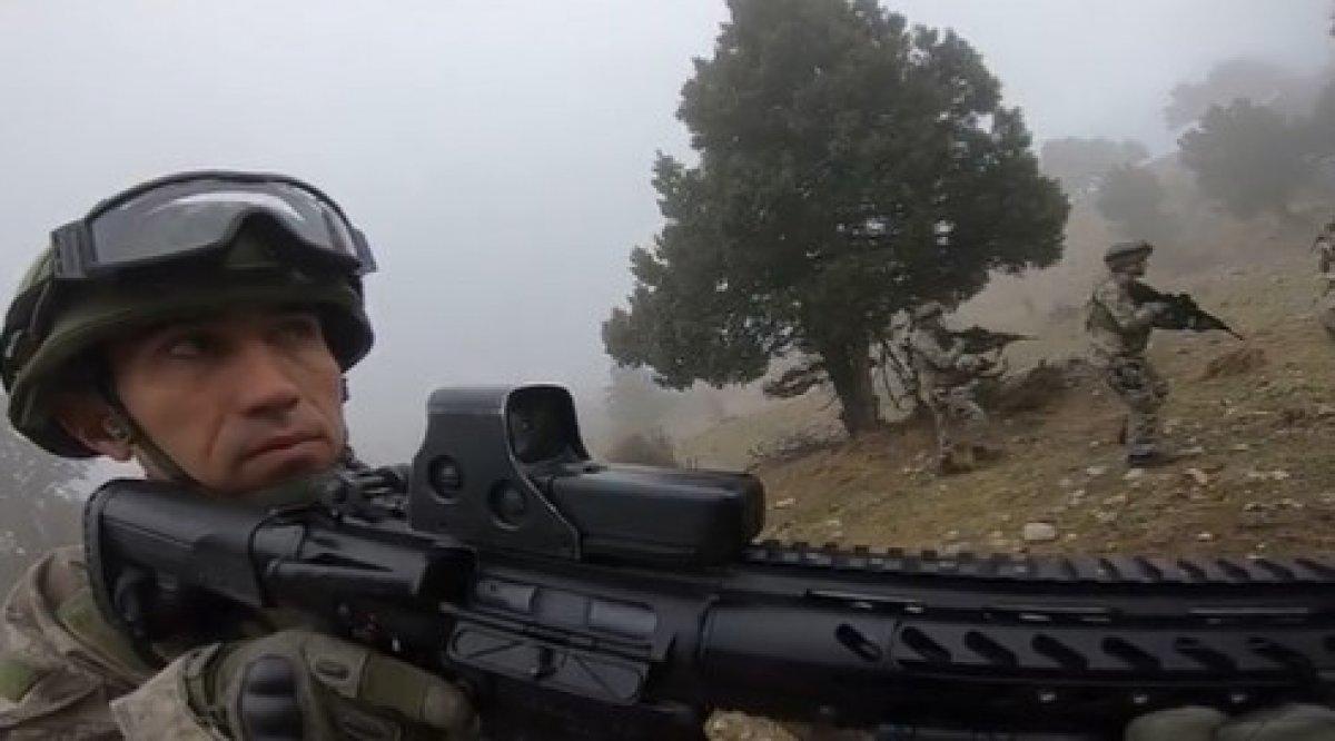 Komandoların zorlu eğitiminden görüntüler