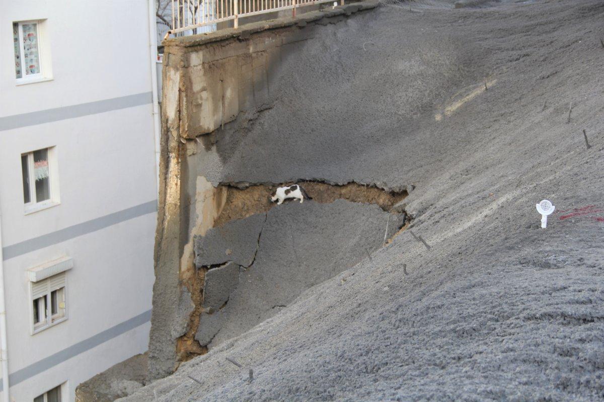 İzmir'de üzerine duvar yıkılan apartman sakinleri, günlerdir çözüm bekliyor