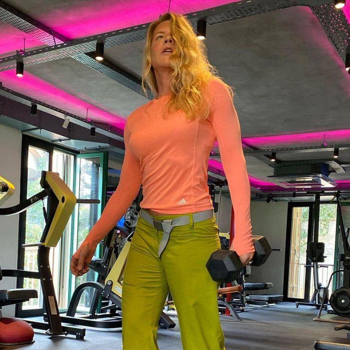 Biricik Suden direk dansına başladı