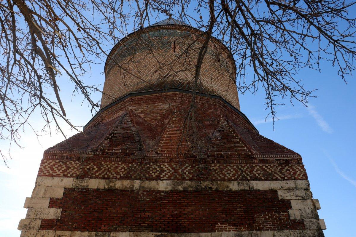 Sivas'ın 674 yıllık tarihi yapısı dökülmeye başladı