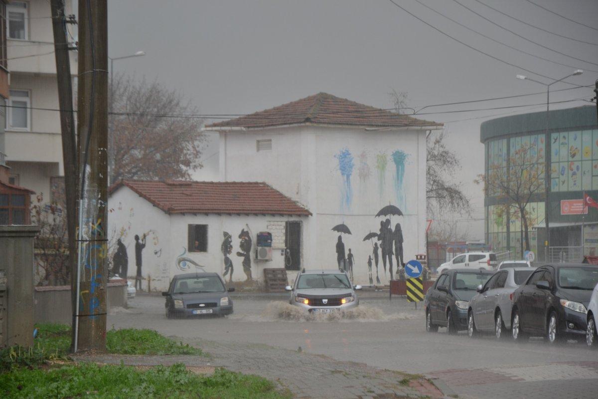 Çanakkale'de şiddetli yağış seraları etkiledi
