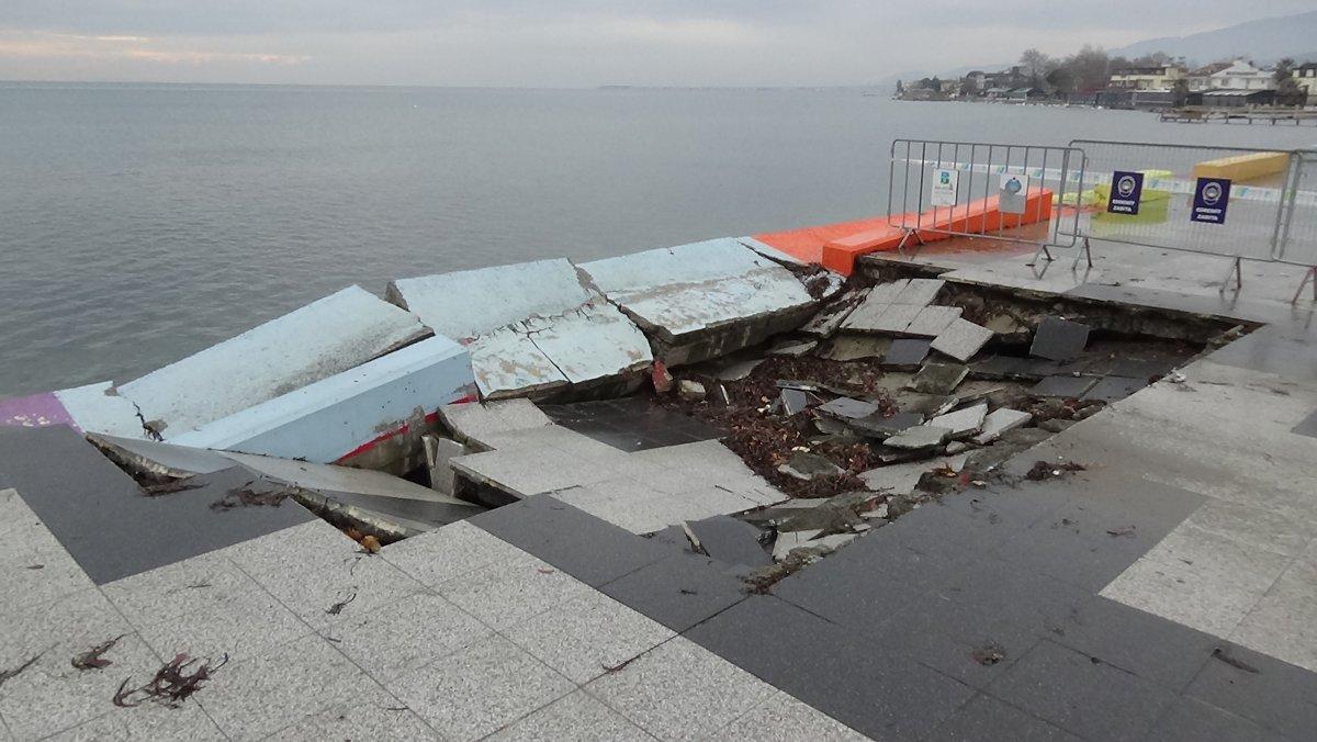 Edremit'te lodos, kordonu yıktı