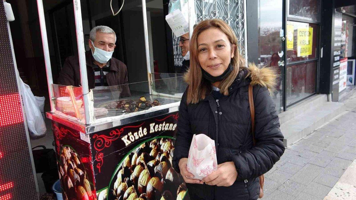 Denizli’de kestane satıcısı: Kestane fiyatları bu yıl 60 TL oldu