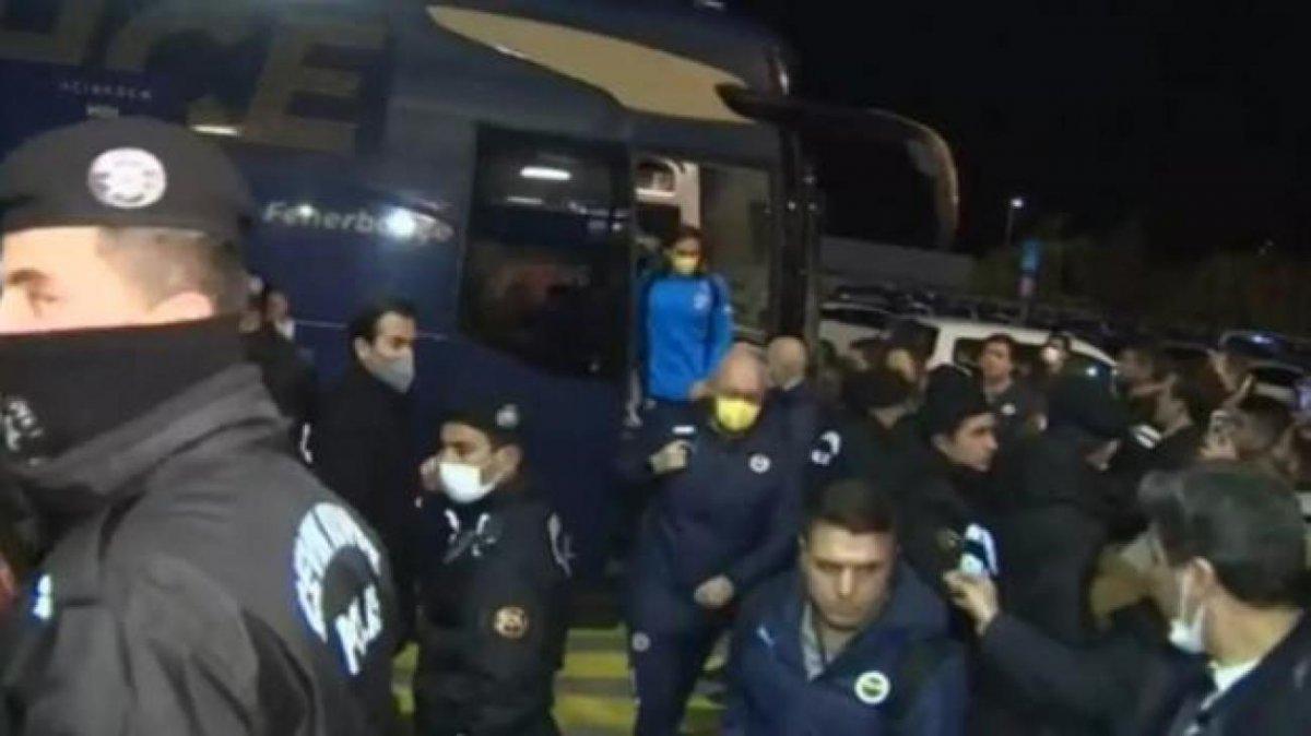 Fenerbahçe taraftarından yönetim istifa sesleri