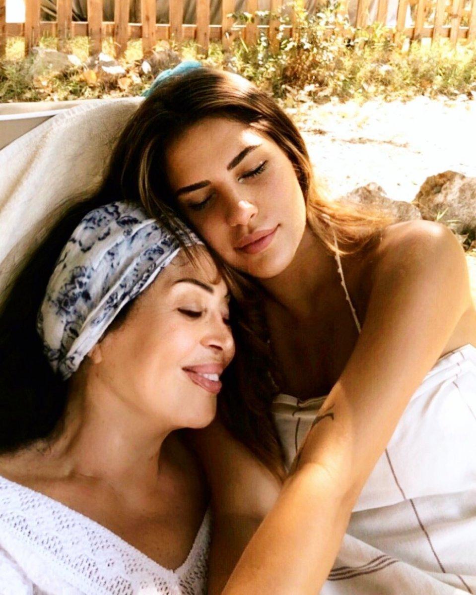 Yağmur Ünal, dantelli geceliğiyle fotoğraf paylaştı