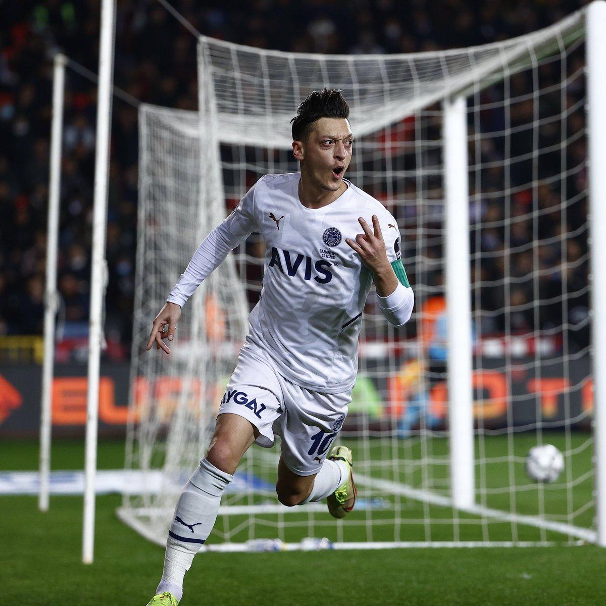 Mesut Özil'den takım arkadaşlarına fırça