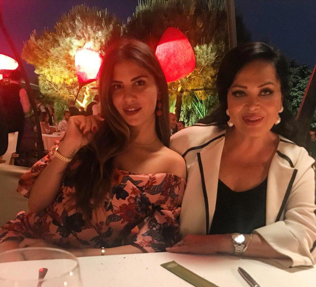 Yağmur Ünal, dantelli geceliğiyle fotoğraf paylaştı