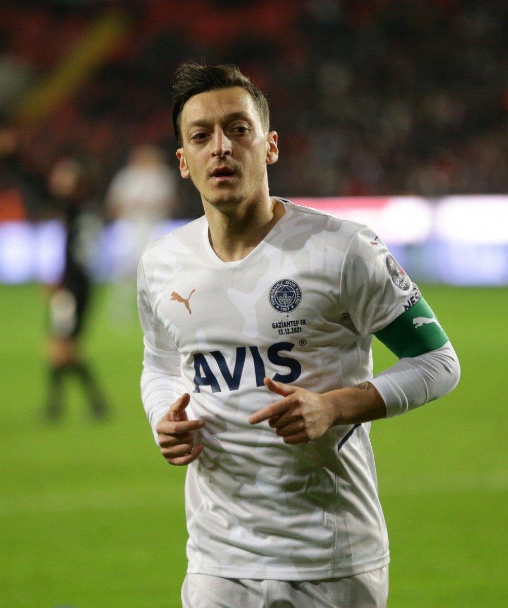 Mesut Özil'den takım arkadaşlarına fırça