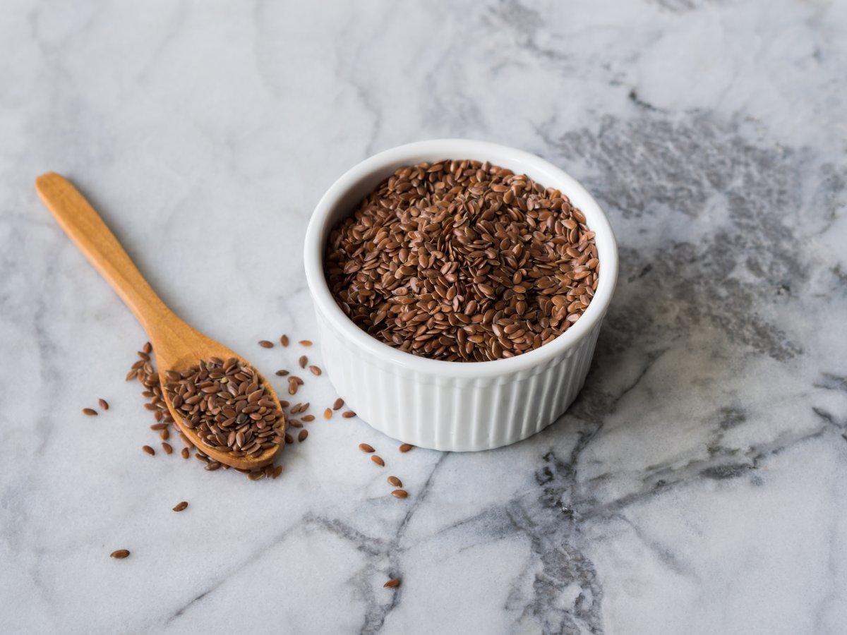 Saçlarınızı şekillendirecek doğal kür: Keten tohumu jeli