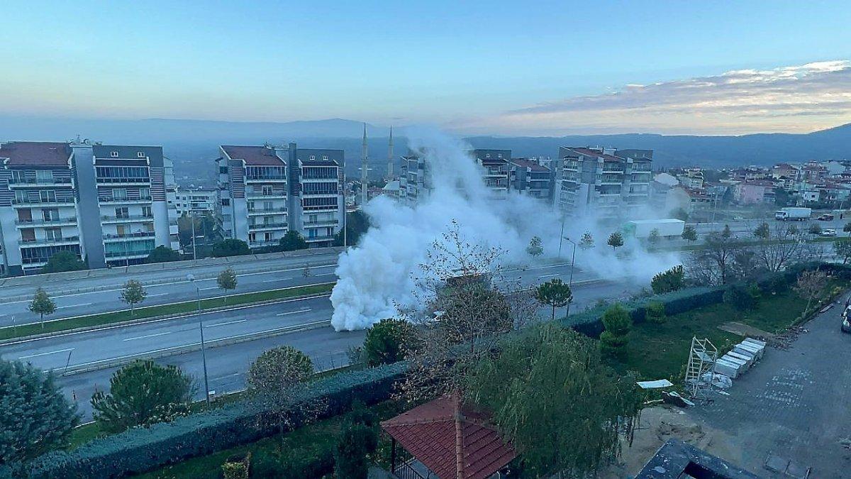 Denizli'deki araba egzozu, Antalya yolundaki trafiği aksattı