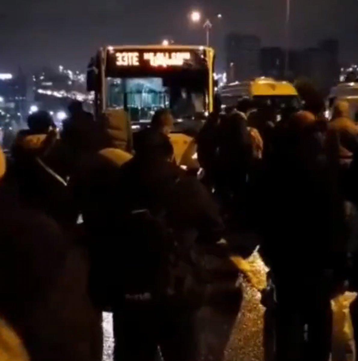 İstanbul'da İETT yolcuları, sabah karanlığında yolda kaldı