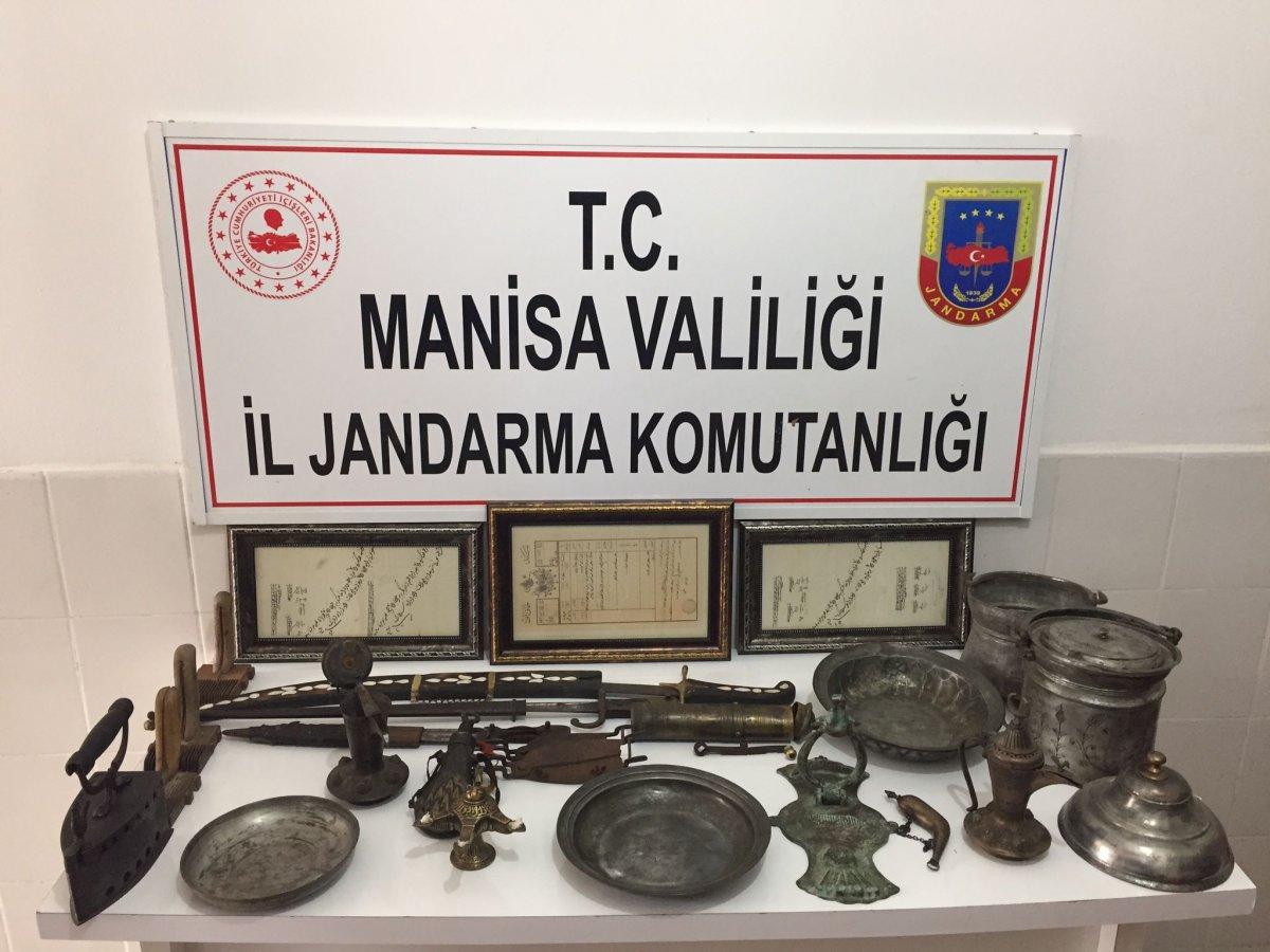 Manisa'da iki şüpheli evlerini müzeye çevirdi