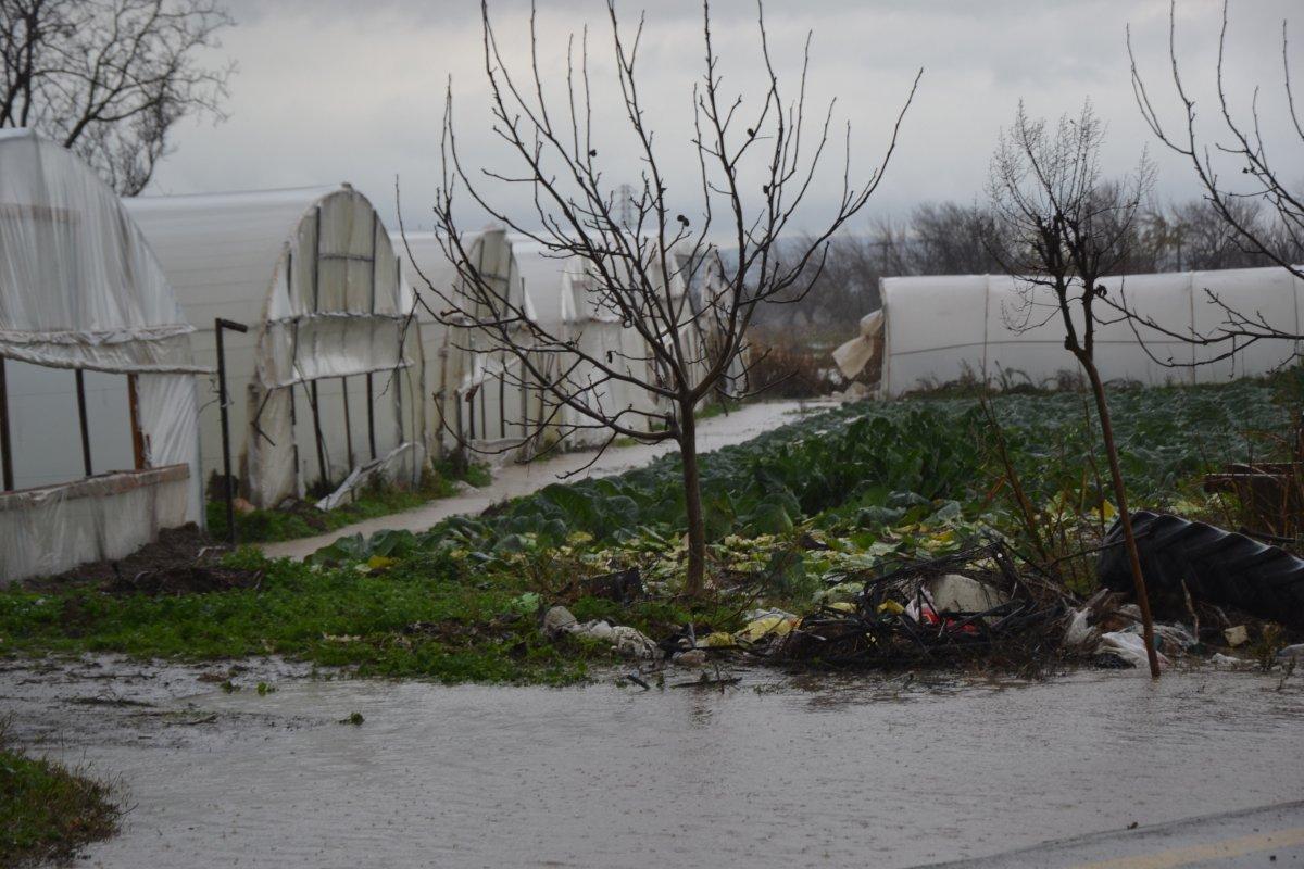 Çanakkale'de şiddetli yağış seraları etkiledi