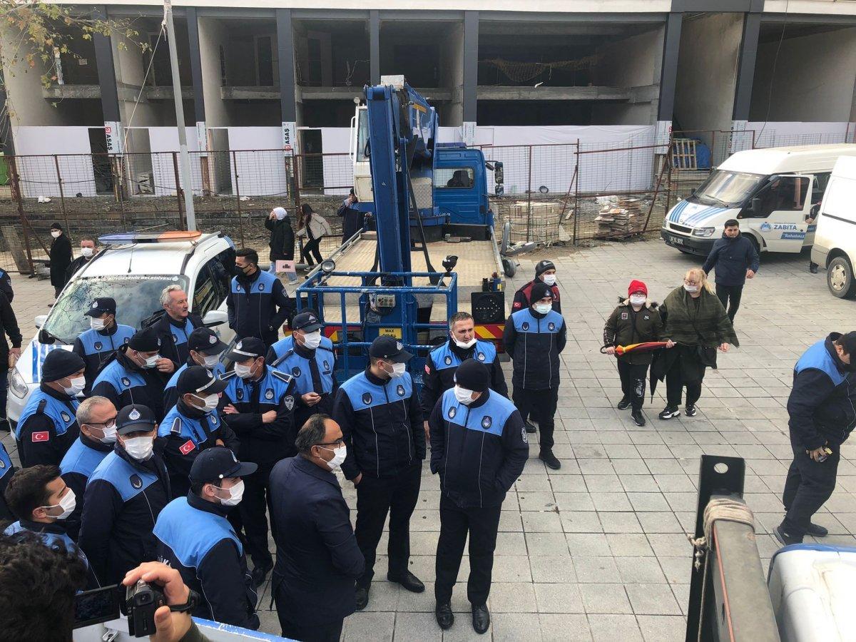 İBB zabıtasından Esenler'deki çay stantlarına müdahale