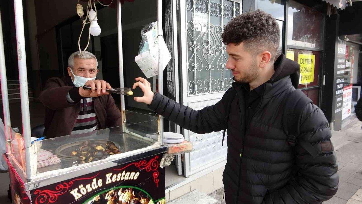 Denizli’de kestane satıcısı: Kestane fiyatları bu yıl 60 TL oldu