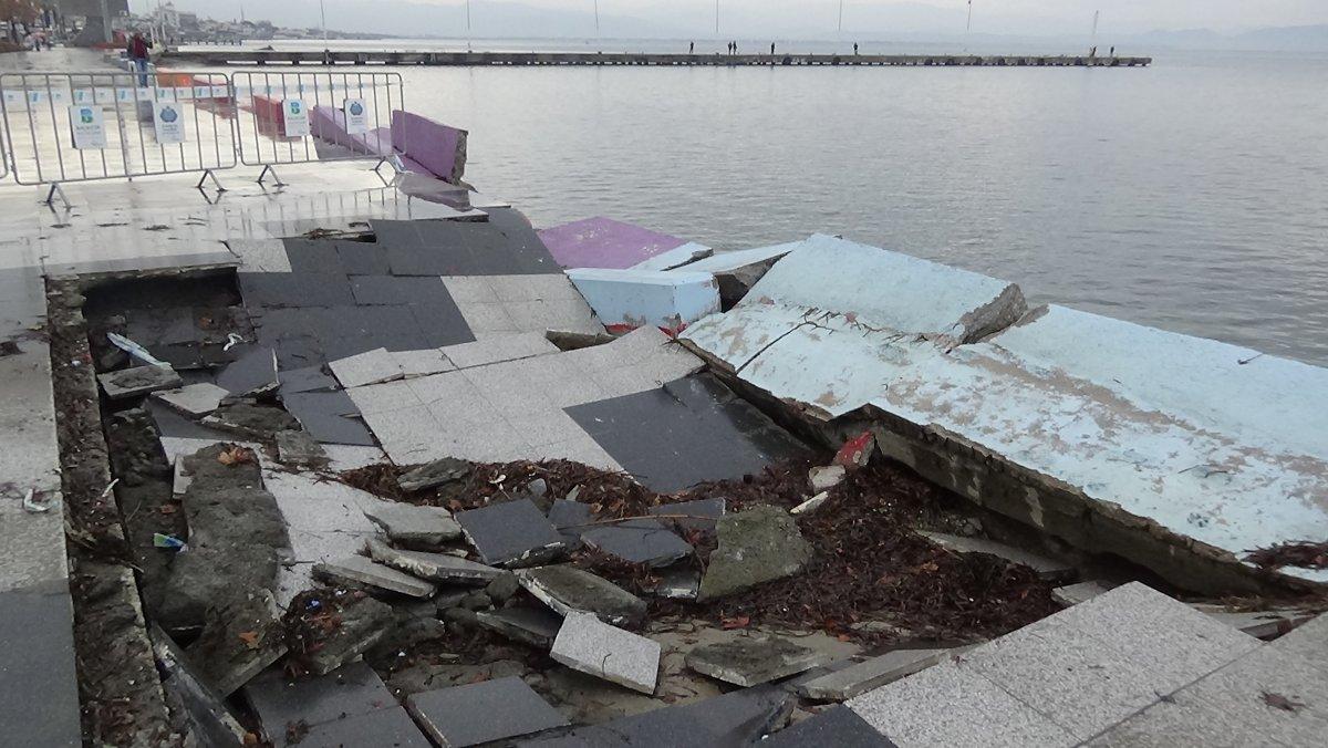 Edremit'te lodos, kordonu yıktı