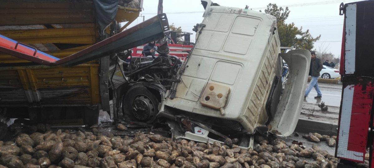 Konya’da tır, kırmızı ışıkta bekleyen araçlara çarptı