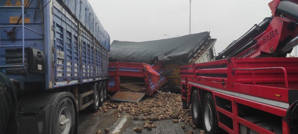 Konya’da tır, kırmızı ışıkta bekleyen araçlara çarptı