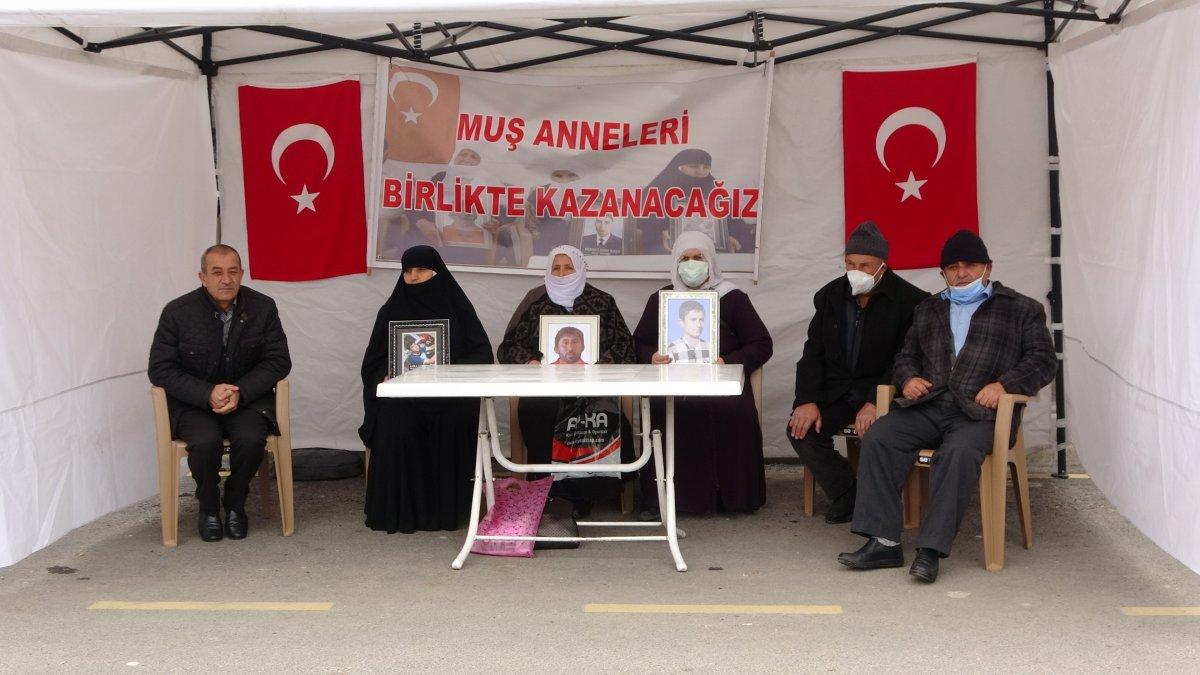 Muş’ta PKK’dan kaçtı, evlat nöbetine katıldı