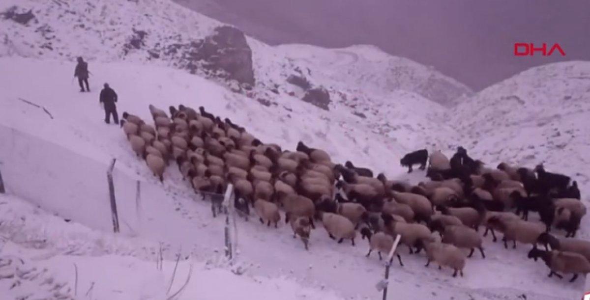 Batman'da kar yağışı göçerleri yola düşürdü