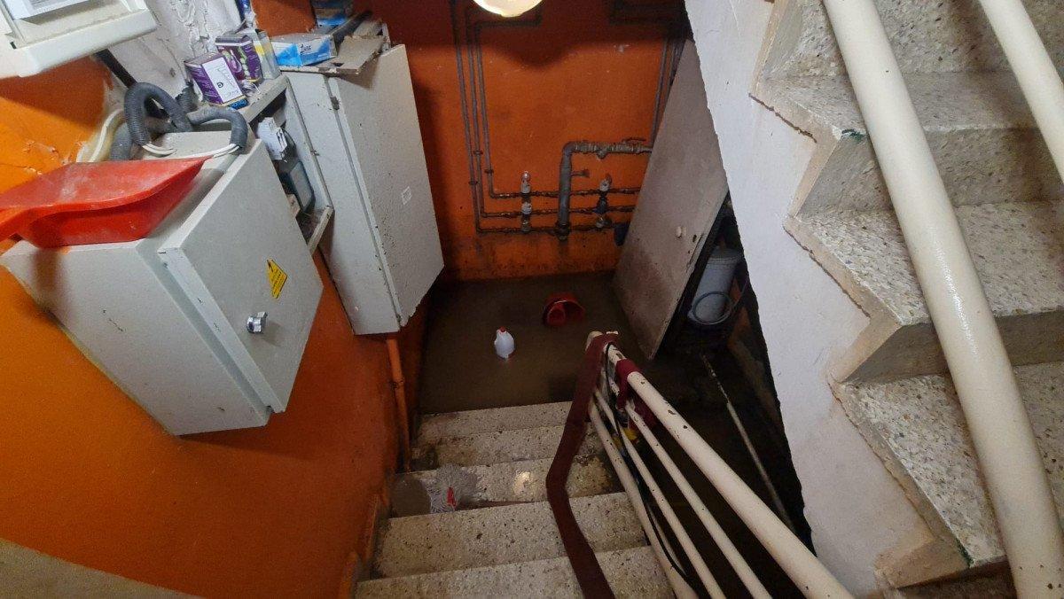 Kocaeli'de apartmanın giriş ve bodrum katlarını su bastı