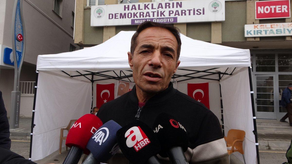 Muş’ta PKK’dan kaçtı, evlat nöbetine katıldı