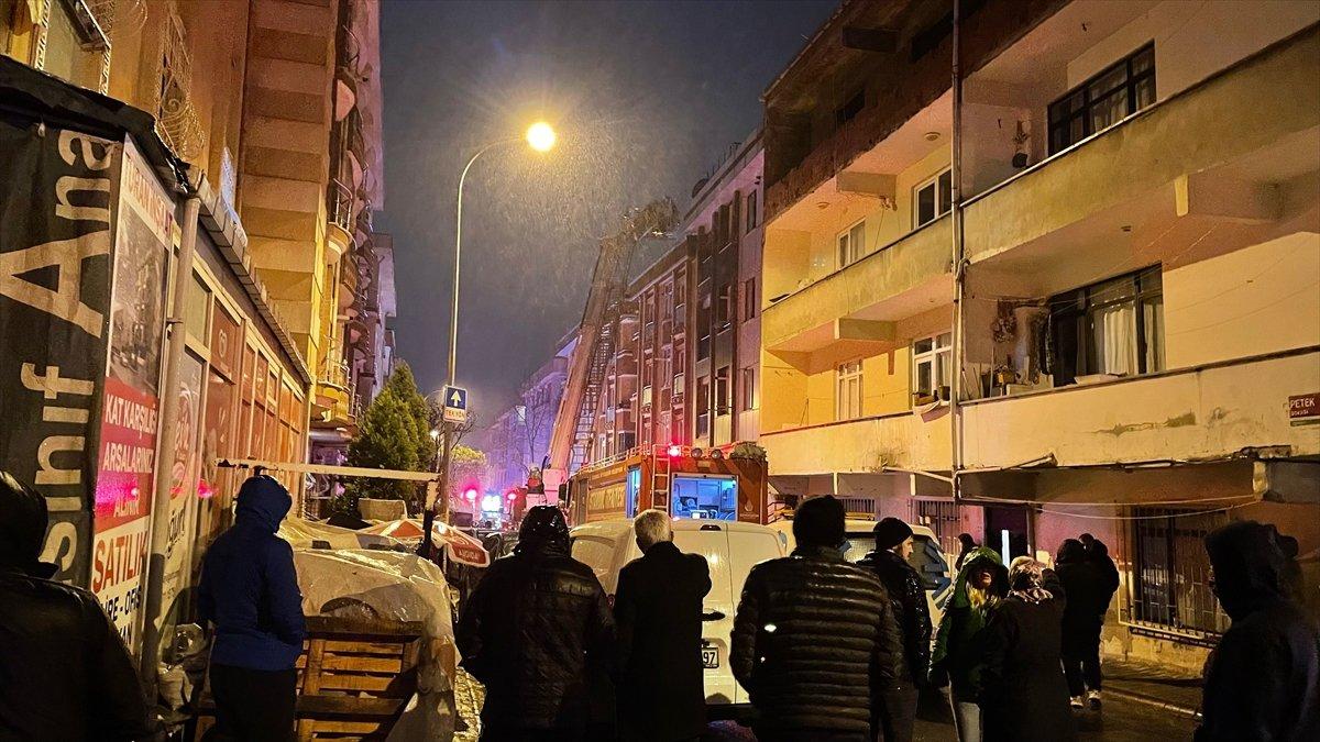Çekmeköy’de binanın çatısında yangın çıktı