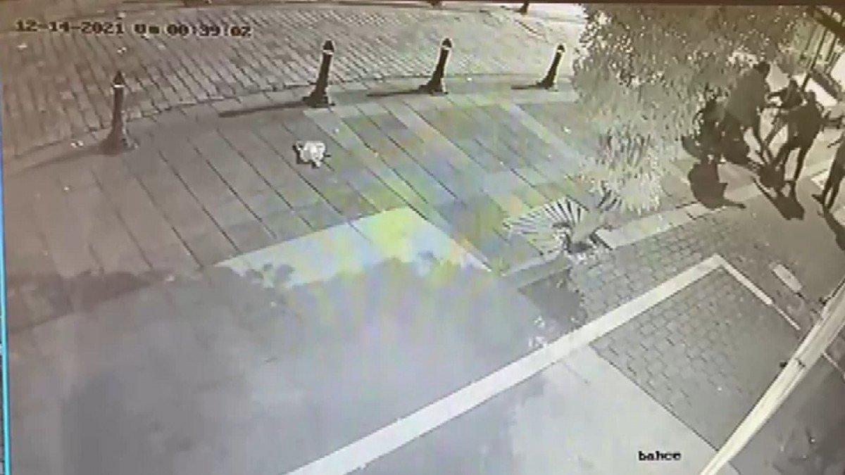 Kadıköy’de, sokak ortasında idrar yapma kavgası kamerada