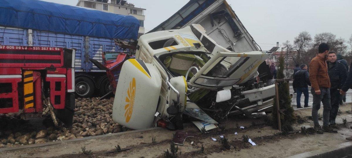 Konya’da tır, kırmızı ışıkta bekleyen araçlara çarptı