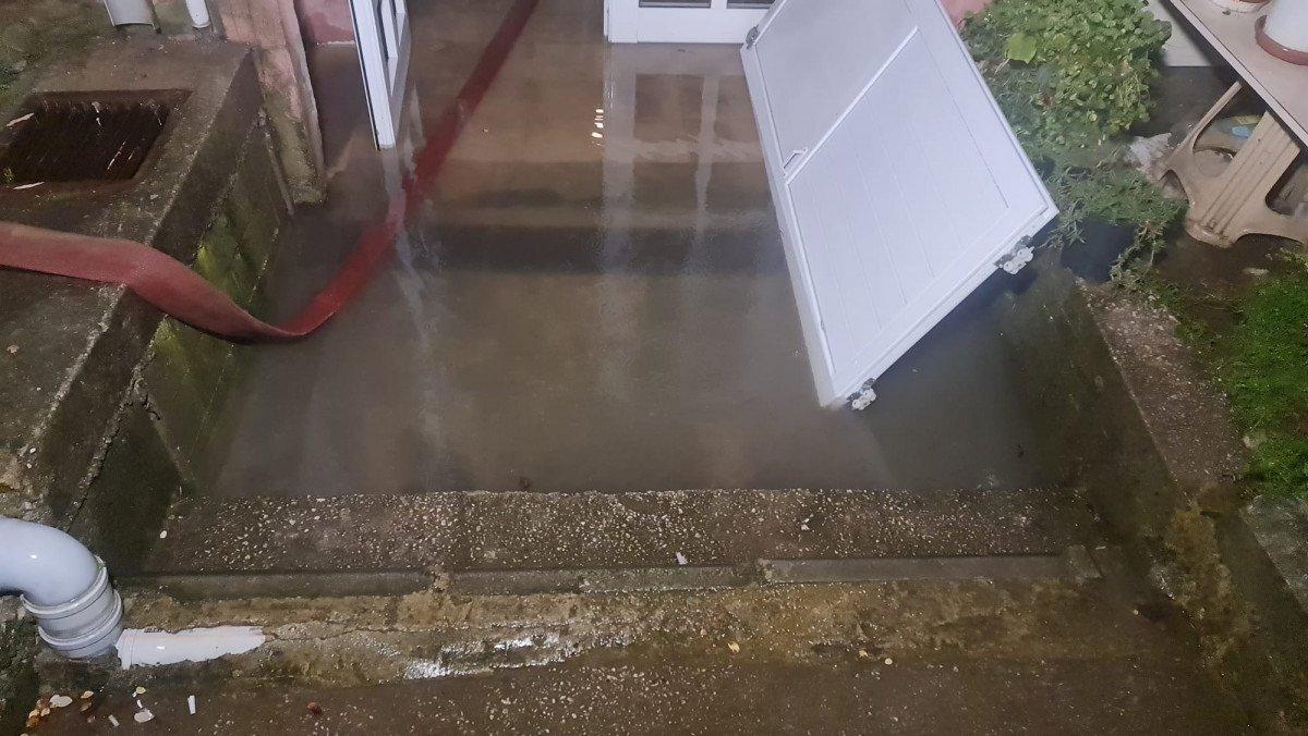 Kocaeli'de apartmanın giriş ve bodrum katlarını su bastı