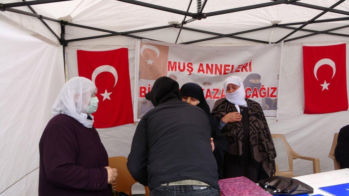 Muş’ta PKK’dan kaçtı, evlat nöbetine katıldı