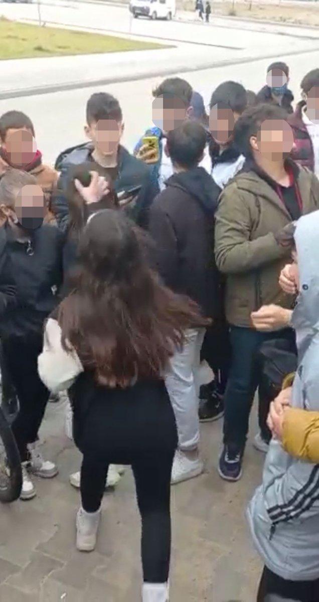 Isparta’da okul çıkışı birbirine giren 2 genç kız kamerada