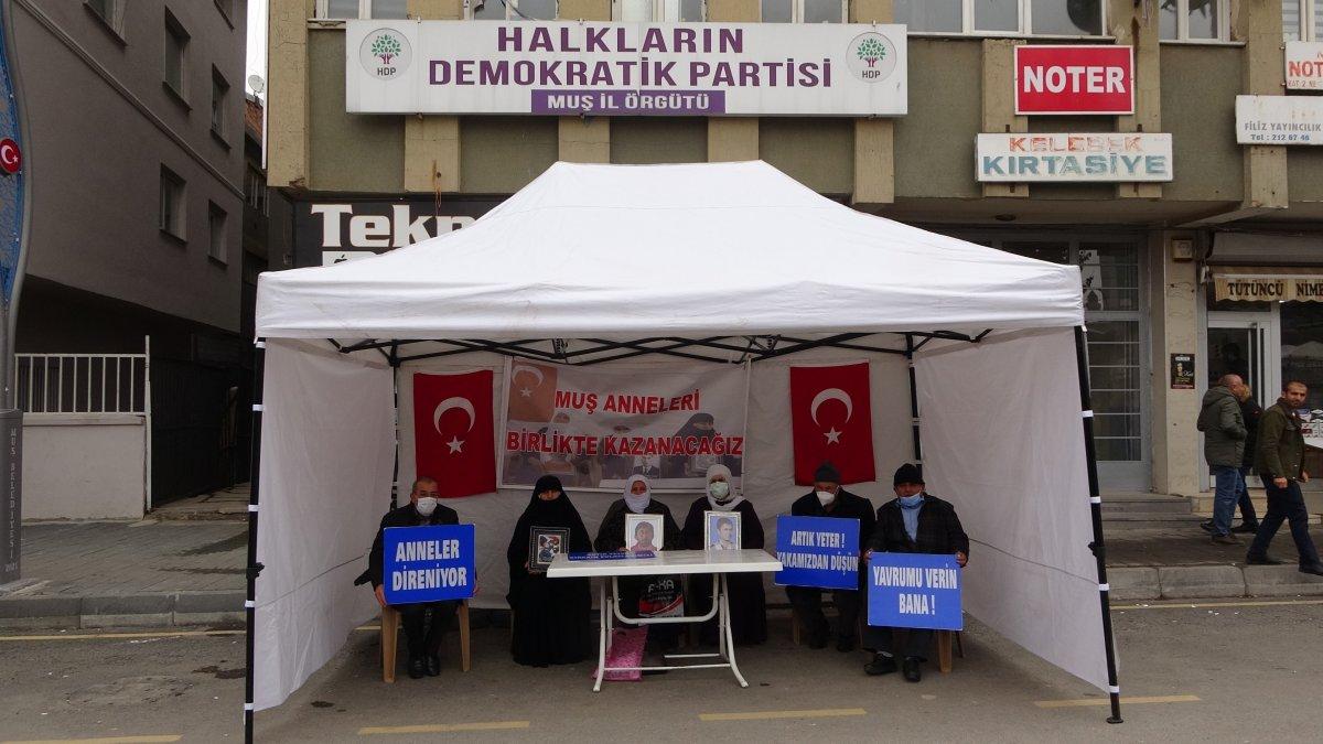 Muş’ta PKK’dan kaçtı, evlat nöbetine katıldı