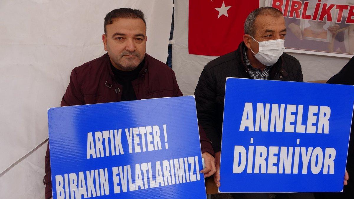 Muş’ta PKK’dan kaçtı, evlat nöbetine katıldı