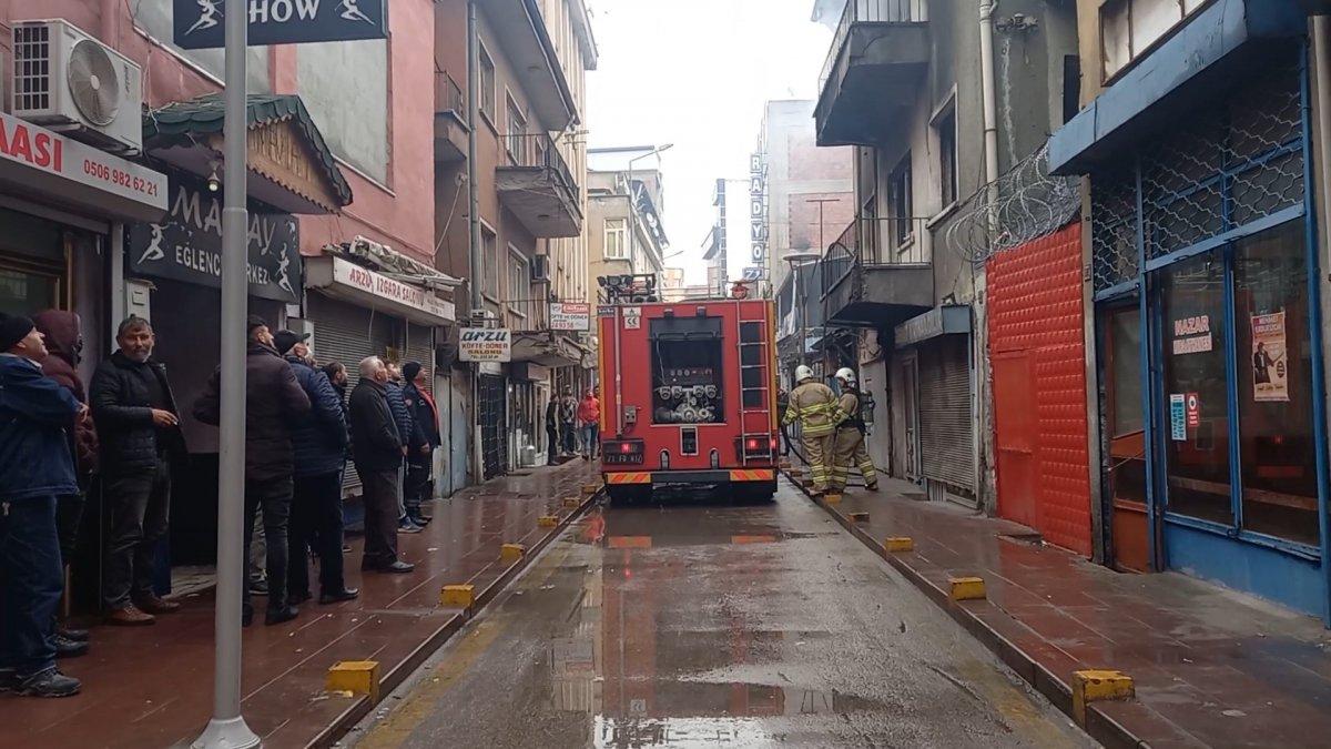 Kırıkkale'de bir şahıs yaktığı kanepeye oturup bali çekti