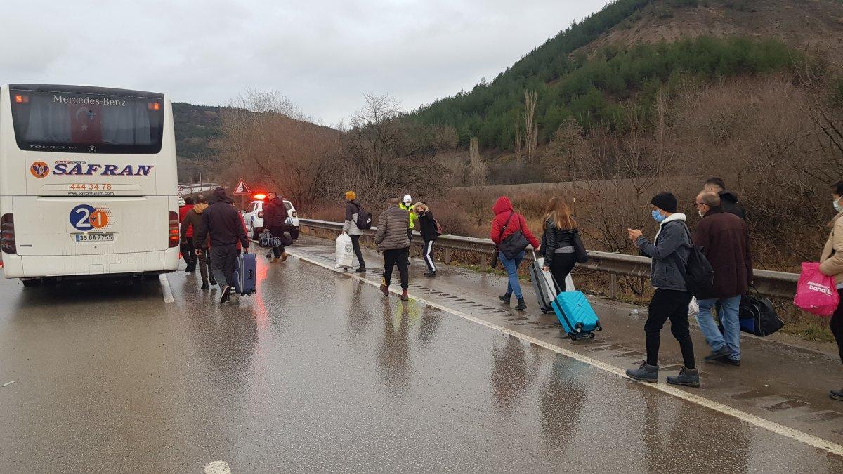 Karabük'te yolcu otobüsü bariyerlere çarptı, faciadan dönüldü