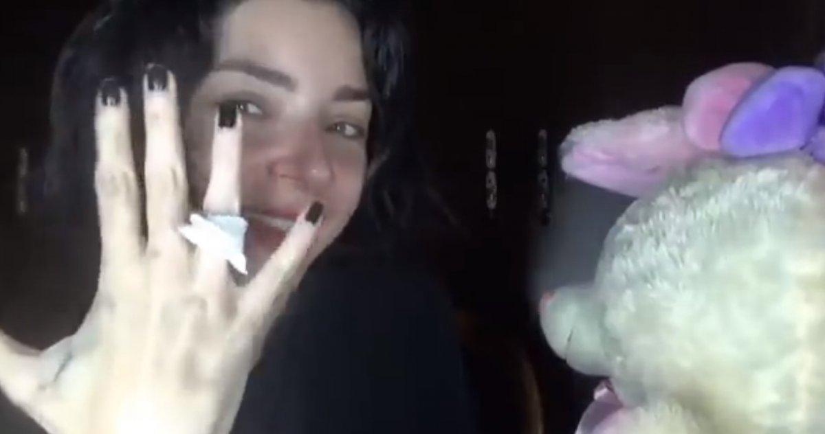 Merve Boluğur'dan oyuncak ayılı 'ilişki yapmışımdır' skeci