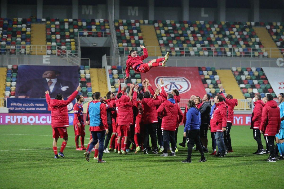 Burak İnce, Altınordu'ya omuzlarda veda etti