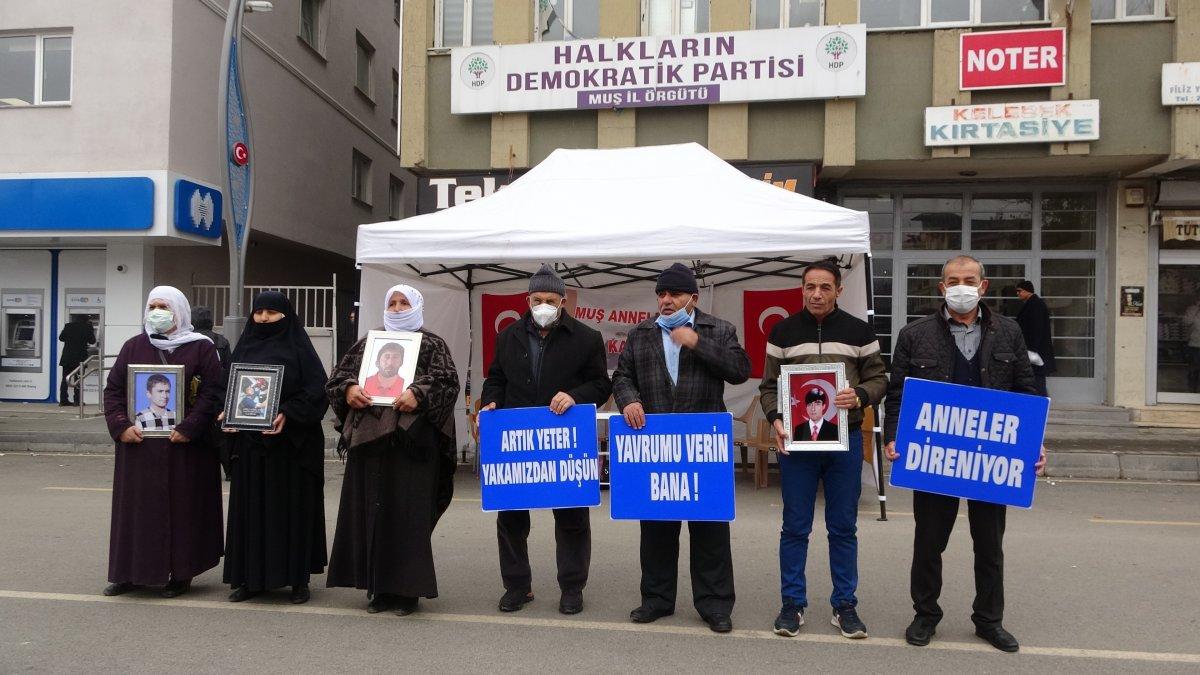 Muş’ta PKK’dan kaçtı, evlat nöbetine katıldı