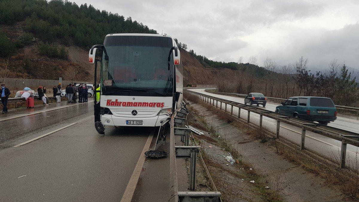 Karabük'te yolcu otobüsü bariyerlere çarptı, faciadan dönüldü