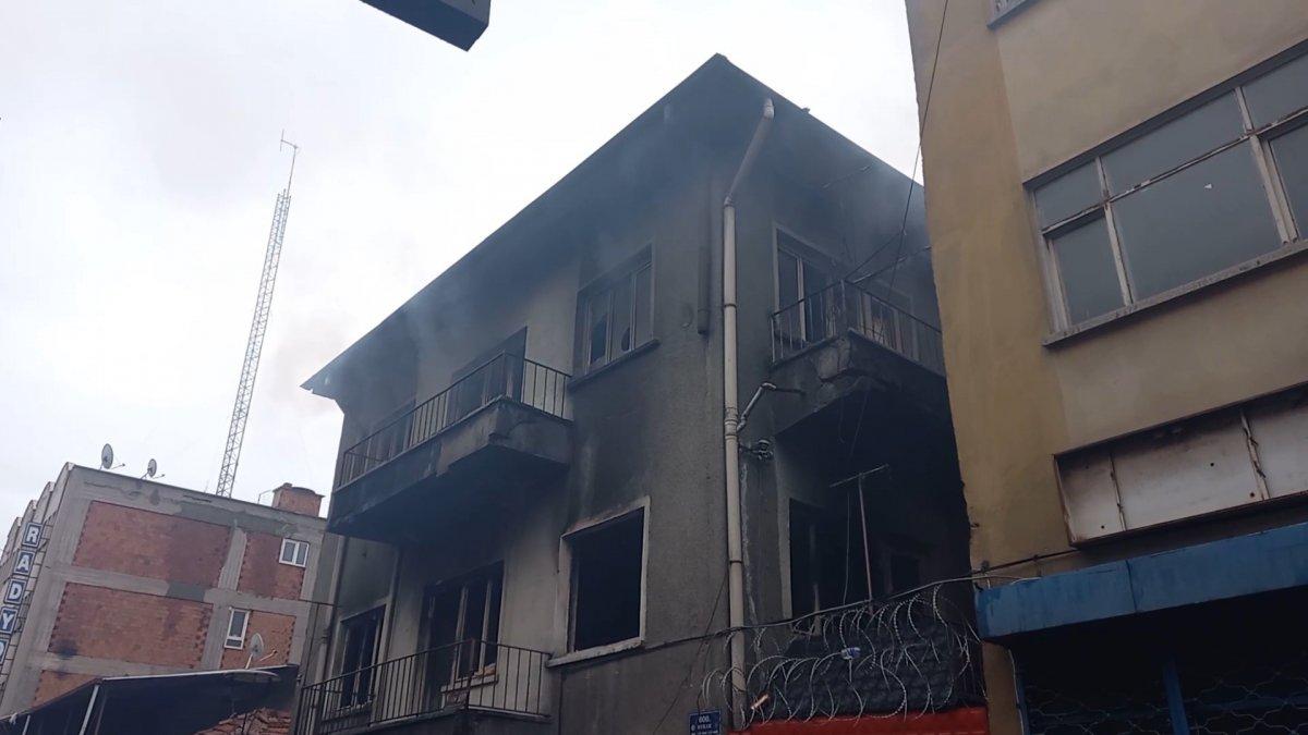 Kırıkkale'de bir şahıs yaktığı kanepeye oturup bali çekti