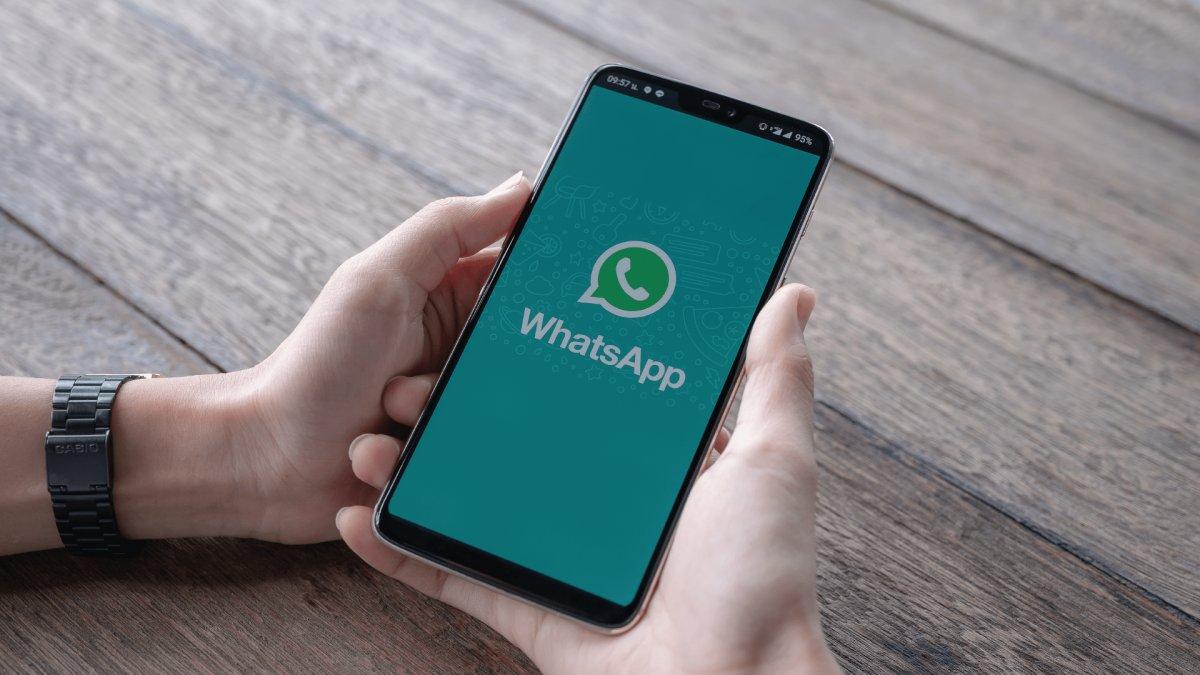 ekranda whatsapp yazan bir akıllı telefon