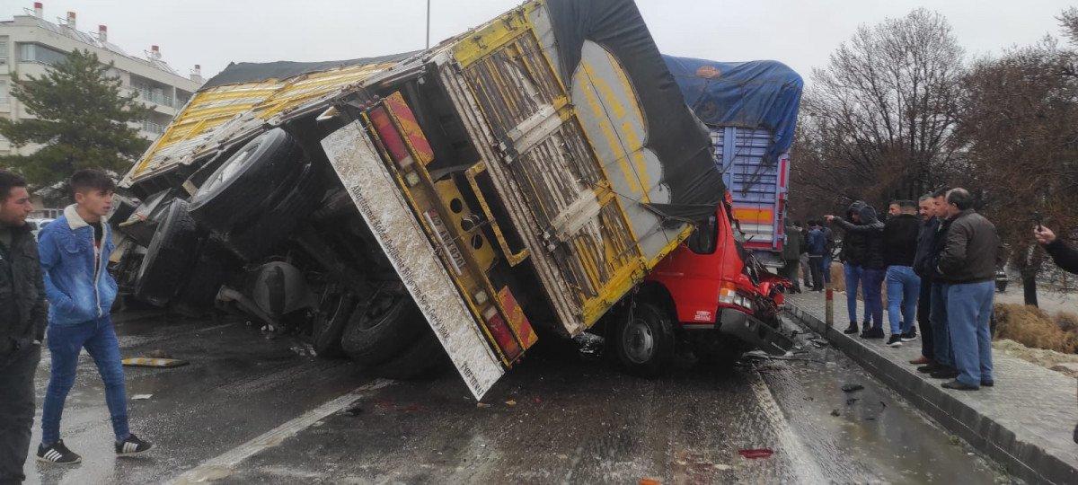 Konya’da tır, kırmızı ışıkta bekleyen araçlara çarptı